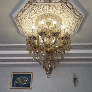 Lustre en laiton à huit lumières